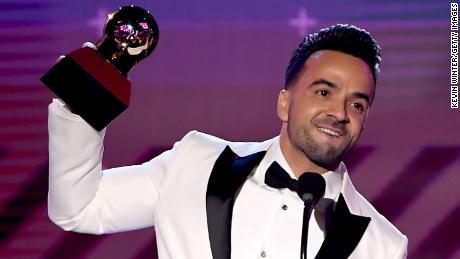 Luis Fonsi onstage after &quot;천천히&인용; won Song of the Year at the 2017 라틴 그래미.