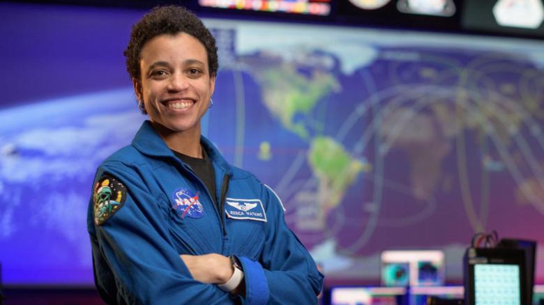 NASAの宇宙飛行士ジェシカワトキンスは、宇宙ステーションの乗組員の最初の黒人女性として歴史的な旅行をします
