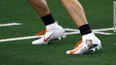 Mayfield wears cleats calling for justice for Julius Jones before a game against the Dallas Cowboys at AT&amperio;T Stadium on October 4, 2020.