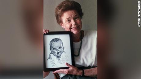 Ann Turner Cook holds a picture of the Gerber Baby sketch in a 1998  写真.