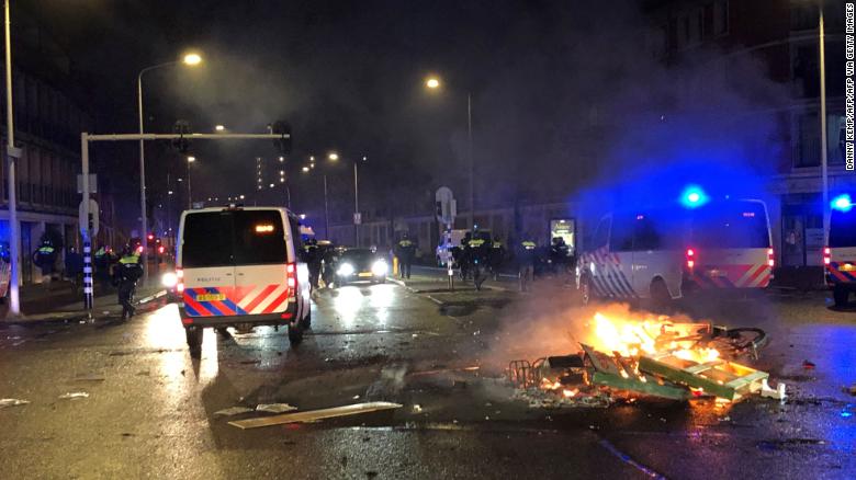 ヨーロッパでの封鎖反対デモ中に激しい衝突が勃発