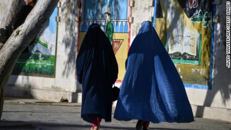 Donne bandite dai drammi televisivi afgani in base alle nuove regole dei media talebani 