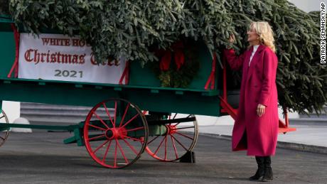 &#39;是这个季节: First lady Jill Biden receives official White House Christmas tree