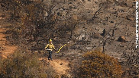 Los fuertes vientos y la baja humedad aumentan la amenaza de incendios forestales y cortes de energía en el sur de California durante las vacaciones de Acción de Gracias