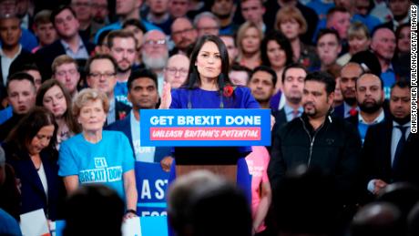 Priti Patel campaigns during the 2019 algemene verkiesing. She has been a loud proponent of Brexit since the 2016 referendum.