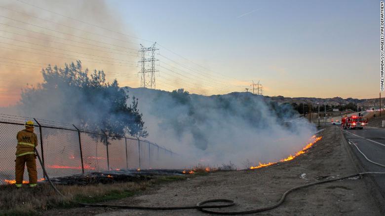 Thousands without power in Southern California as fierce winds fuel potential wildfire threat for 17 un millón de personas