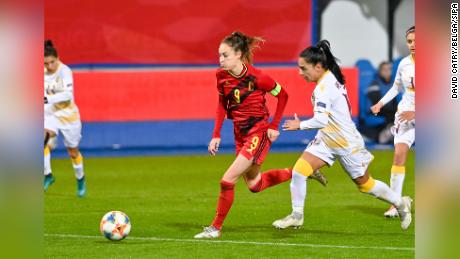 Belgio&#39;s Wullaert and Armenia&#39;s Karine Yeghyan pictured in action.