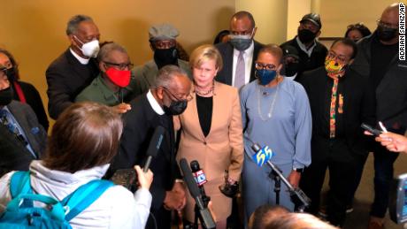 Carl Payne, front left at the microphone, speaks with reporters about his son, Pervis Payne, op Dinsdag, November 23, 2021, in Memphis.