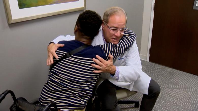A gunshot victim finally got to thank the medical student who saved him 25 anni fa