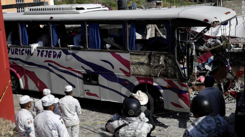 少なくとも 19 メキシコ中部のバス事故で死亡