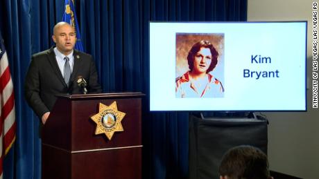 ラスベガスの警察は、DNA鑑定と系図研究を使用して10代の少女の42歳の殺人を解決します
