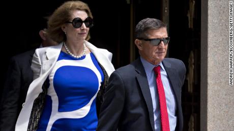 Michael Flynn, former US national security adviser, and lawyer Sidney Powell, 剩下, exit federal court in Washington, 直流电, 我们。, 在星期一, 六月 24, 2019.