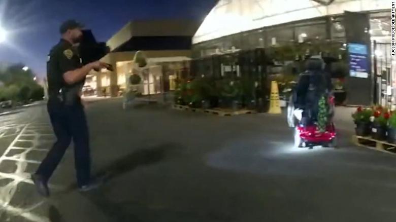 Polisiebeampte van Tucson het geskiet nadat hy man in 'n rolstoel noodlottig geskiet het, amptenare sê