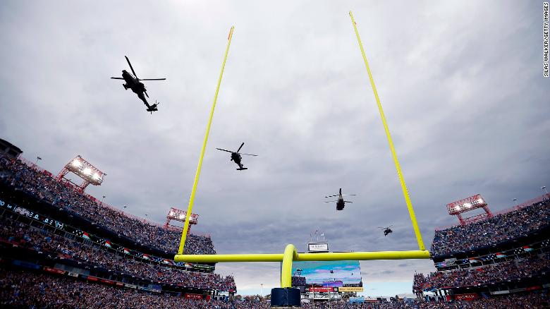 Amerikaanse weermag en FAA ondersoek militêre oorbrugging van NFL-wedstryd