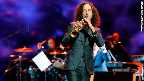 Kenny G performs at the 2017 Tribeca Film Festival&#39;s opening gala at Radio City Music Hall on April 19, 2017 in die stad New York.