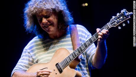 Pat Metheny perform in 2018 로마에서, 이탈리아. The jazz guitarist has been critical of Kenny G&#39;s music.