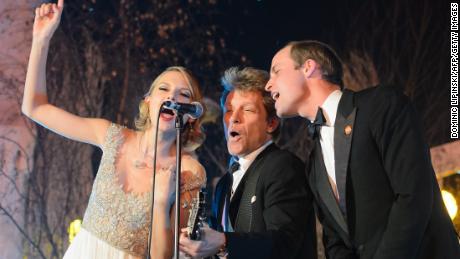 The Duke of Cambridge sings with Taylor Swift and Jon Bon Jovi at the Centrepoint Gala Dinner at Kensington Palace in London, 在十一月 26, 2013.