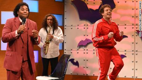 Fred Armisen, middle, as a Kenny G lookalike on an October 2021 episode of &quot;토요일 밤 라이브.&인용quot;  