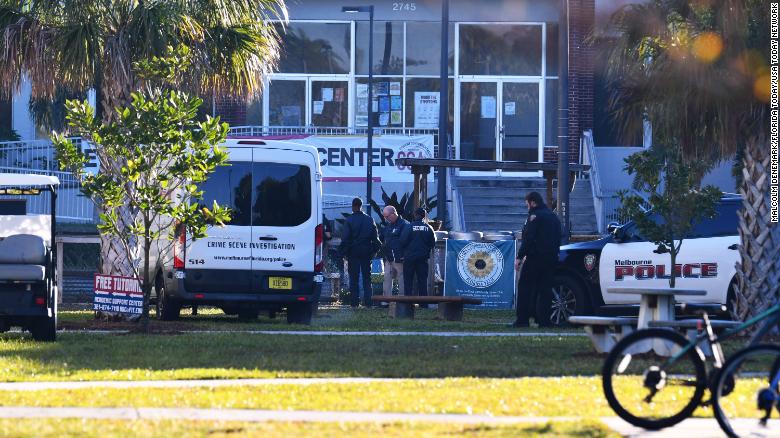 La policía dispara y mata a un sospechoso que empuñaba un cuchillo en una universidad de Florida, las autoridades dicen