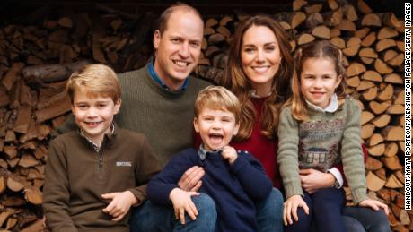 威廉王子和凯瑟琳, Duchess of Cambridge are pictured with their three children Prince George (剩下), 夏洛特公主 (对) and Prince Louis in the family&#39;s 2020 Christmas card.