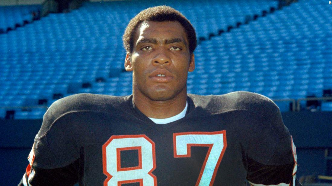 Longtime Atlanta Falcons defensive end &lt;a href =&quot;https://www.cnn.com/2021/12/04/sport/claude-humphrey-pro-football-hall-of-famer-died/index.html&quot; target =&quot;_空欄&amquotot;&gt;Claude Humphrey&alt;lt;/A&gt; の年齢で亡くなりました 77 金曜日に, 12月 4. He played in six Pro Bowls during his Hall of Fame career.