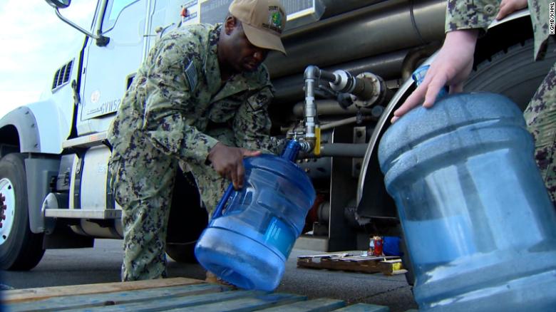ホノルルは、パールハーバー近くの海軍の汚染が報告されたため、オアフ島で最大の水源を閉鎖しました