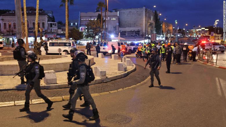 パレスチナの10代による車の体当たり攻撃の疑いは、緊張の高まりを浮き彫りにしている, イスラエルの警察の行動についての質問の中で