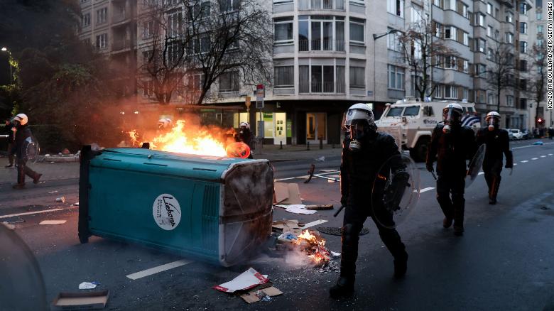 警察与布鲁塞尔抗议者在 Covid-19 措施的示威活动中发生冲突