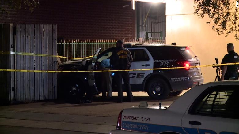 A pedestrian was killed during a police pursuit of robbery suspects in Houston, amptenare sê