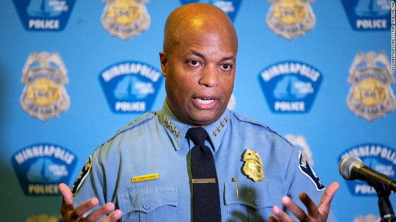 Il capo della polizia di Minneapolis Medaria Arradondo va in pensione