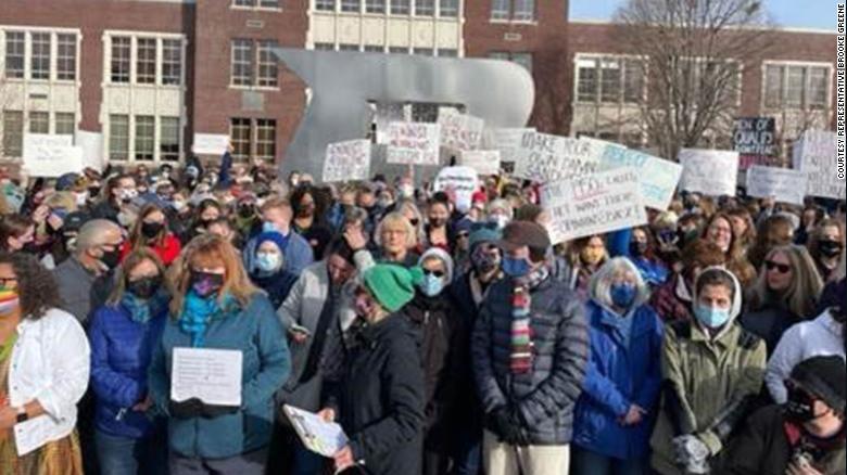 Protestas en Boise State después de que un profesor dijera en una conferencia que los hombres, no mujeres, debe ser reclutado en campos como la medicina y el derecho