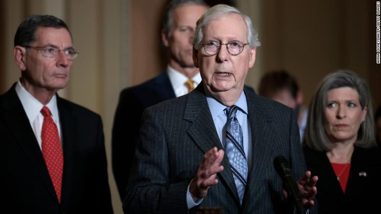 Mitch McConnell is trying to save Republicans from Donald Trump. 它不工作.