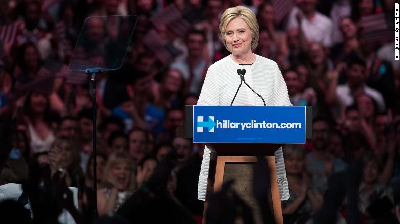 Hillary Clinton deel wat sy vir haar voorberei het 2016 presidensiële oorwinningstoespraak