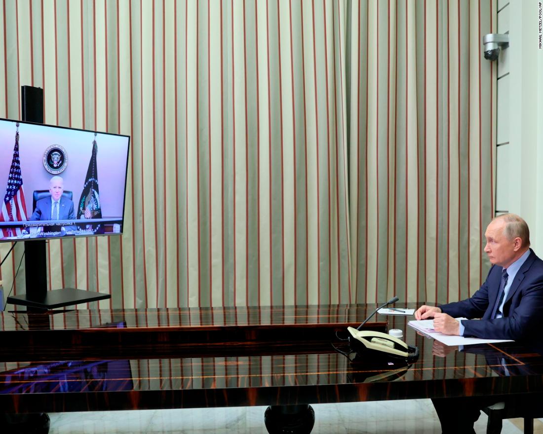 Russian President Vladimir Putin meets with US President Joe Biden via video conference to &lt;a href =&quot;https://www.cnn.com/politics/live-news/biden-putin-call-ukraine-russia/index.html&quot; target =&quot;_공백&am인용ot;&gt;discuss the escalating tensionsltmp;lt;/ㅏ&amgtgt; 화요일에, 12 월 7. 