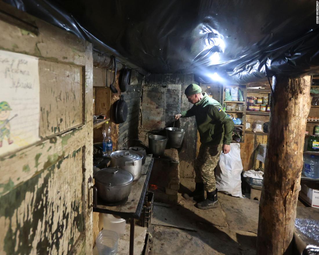 A Ukrainian soldier cooks in a shelter near Debaltsevo, Ucraina, di venerdì, dicembre 3.