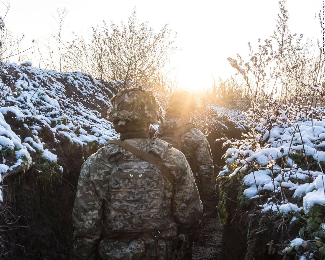 Ukrainian soldiers walk in a trench along the front line in Avdiika, Ucraina, di giovedì, dicembre 2.