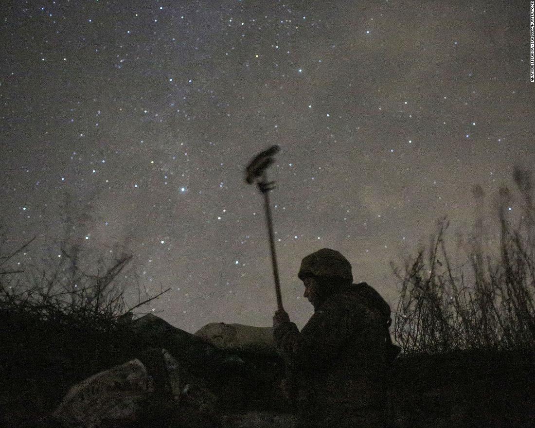 A Ukrainian soldier checks the situation near Svetlodarsk, Ucraina, a dicembre 2.
