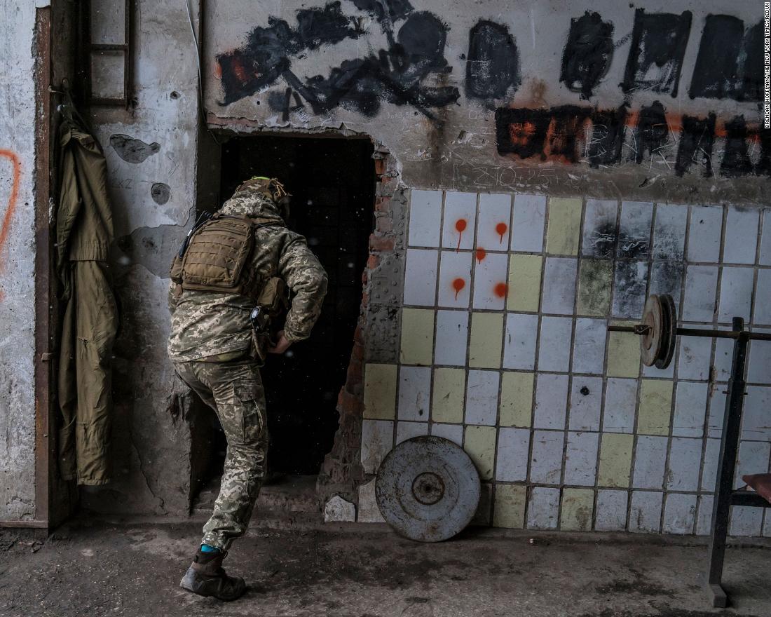 A Ukrainian soldier enters a building in Avdiivka, 우크라이나, 수요일에, 12 월 1.