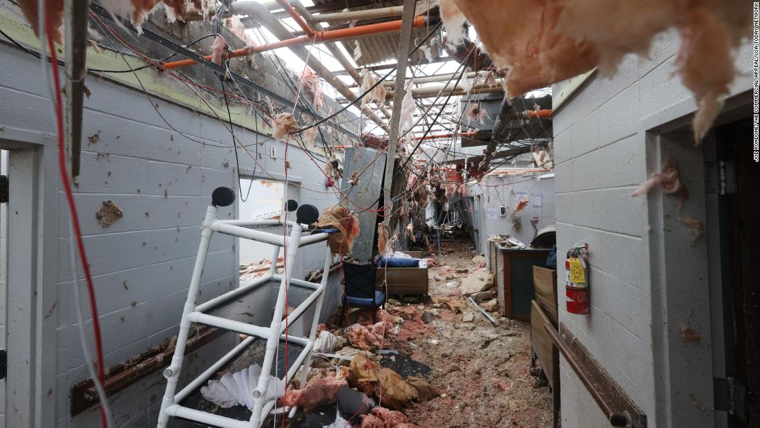 Severe damage at the Monette Manor nursing home in Monette, Arkansas, is seen on Saturday. In the northeastern Arkansas city, at least one person died after a tornado damaged the nursing home Friday night, trapping others inside before they were rescued. Ten minste 20 people were injured at the facility, Mayor Bob Blankenship told CNN.