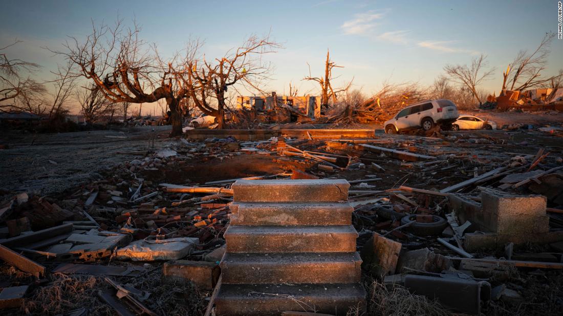 The front steps of a house are all that remain standing among storm damage in Dawson Springs, Kentucky, op Desember 12.