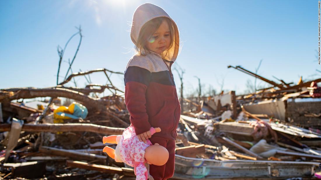 Desiray Cartledge, 3, stands in the rubble of her house in Dawson Springs, Kentucky, op Desember 12. 