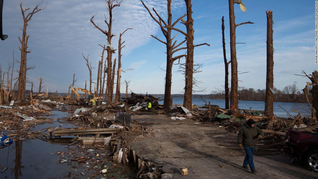 A man walks through a damaged area at Reelfoot Lake State Park in Tiptonville, Tennessee, op Saterdag.