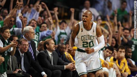 Ray Allen celebrating during Game 6 的 2008 NBA Finals against the LA Lakers.
