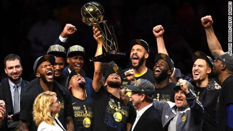 Curry celebrates with the Larry O&#39;Brien Trophy after sweeping the Cleveland Cavaliers in the 2018 NBA Finals.