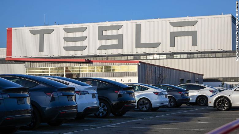 Tesla-werknemer word daarvan beskuldig dat hy 'n medewerker buite die fabriek in Kalifornië doodgeskiet het