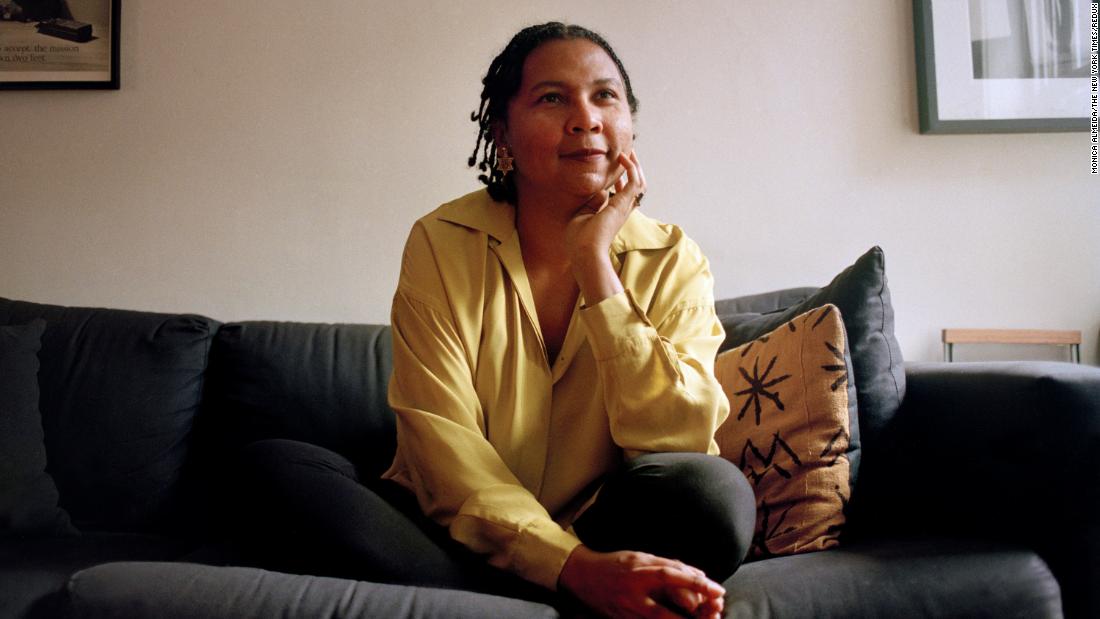 &lt;a href =&quot;https://www.cnn.com/2021/12/15/us/bell-hooks-death-obituary-cec/index.html&quot; 目标=&quot;_空白&quot;&gt;铃钩&ltlt一个&ampgtt; -- 亲爱的诗人, 作者, 女权主义者和教授 -- died Wednesday, 十二月 15, 在...的年龄 69. Known for her writing on race, gender and sexuality, hooks published more than 30 books over the course of her lifetime, including 1981&#39;s &quot;Ain&#39;t I a Woman? Black Women and Feminism&quot; and 1999&#39;s &quot;All About Love报价p;quot;