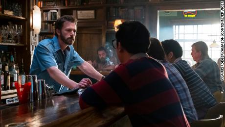 Ben Affleck as Uncle Charlie (左) and Tye Sheridan as Junior star in &quot;The Tender Bar.&quot; 