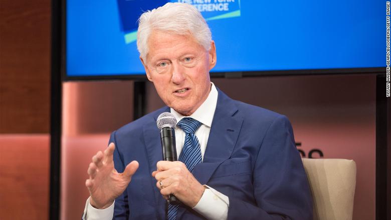比尔·克林顿 (Bill Clinton) 在数十年的公共服务基础上主持了领导力大师班