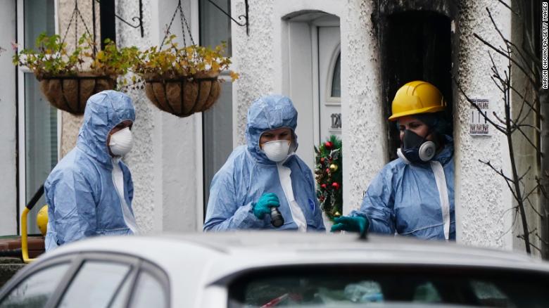 一人で家に残された後、2組の双子の男の子がロンドンの住宅火災で死亡