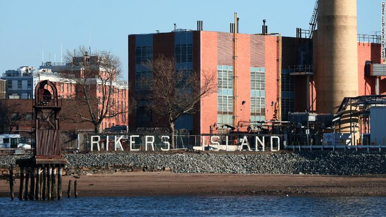 Reclusos en la cárcel de Rikers Island de Nueva York en medio de una 'crisis emergente' relacionada con el aumento de Omicron